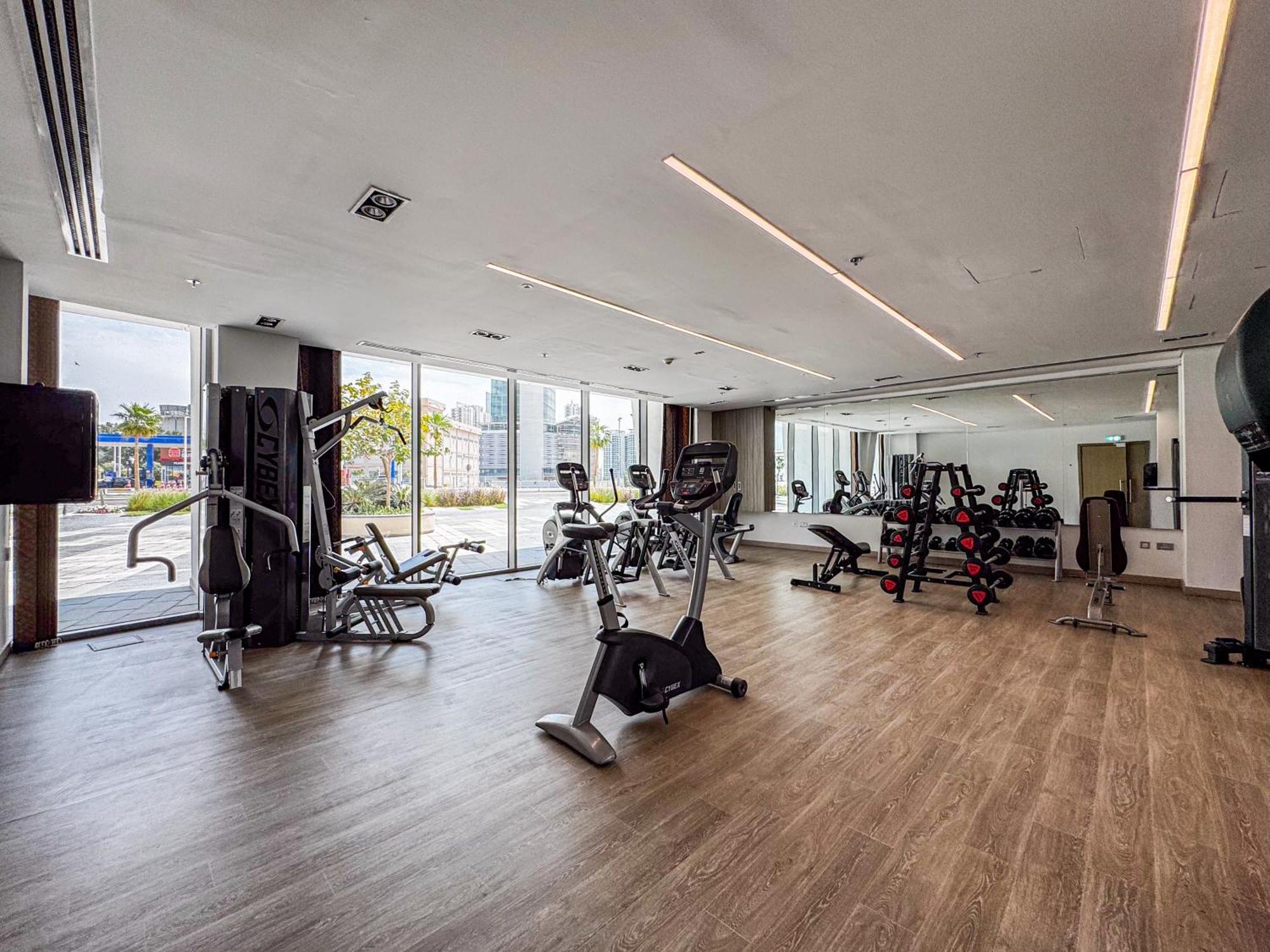 Families & Groups Paradise - 3 Min Walk To Reem Park And - 10 People - Big Balcony - High Floor Apartment *
