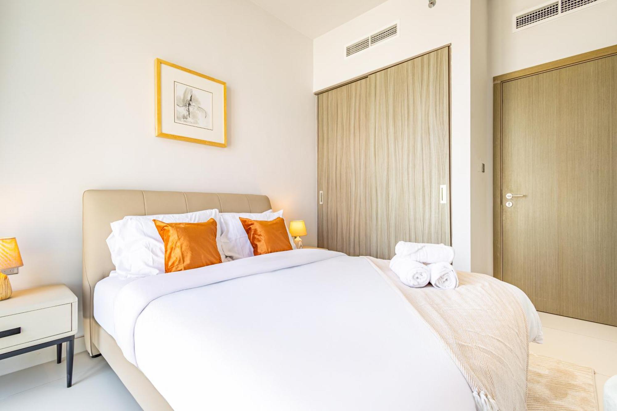 Families & Groups Paradise - 3 Min Walk To Reem Park And - 10 People - Big Balcony - High Floor Apartment *