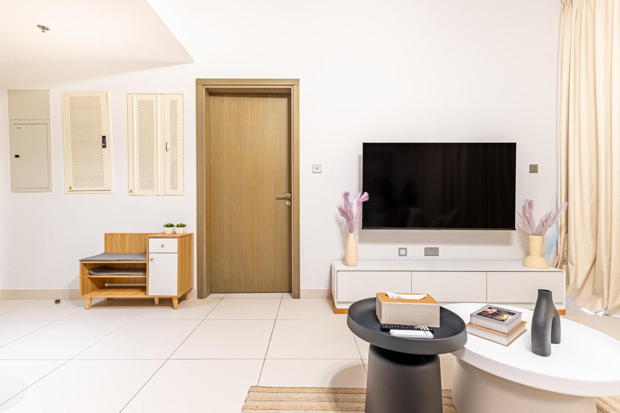 Families & Groups Paradise - 3 Min Walk To Reem Park And - 10 People - Big Balcony - High Floor Apartment *
