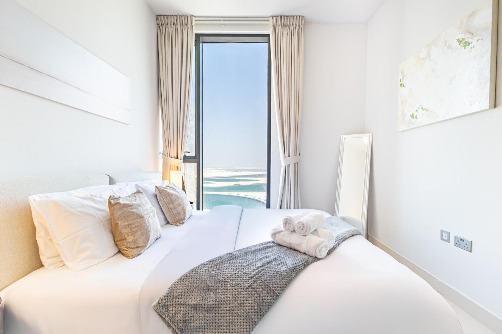 Families & Groups Paradise - 3 Min Walk To Reem Park And - 10 People - Big Balcony - High Floor Apartment *